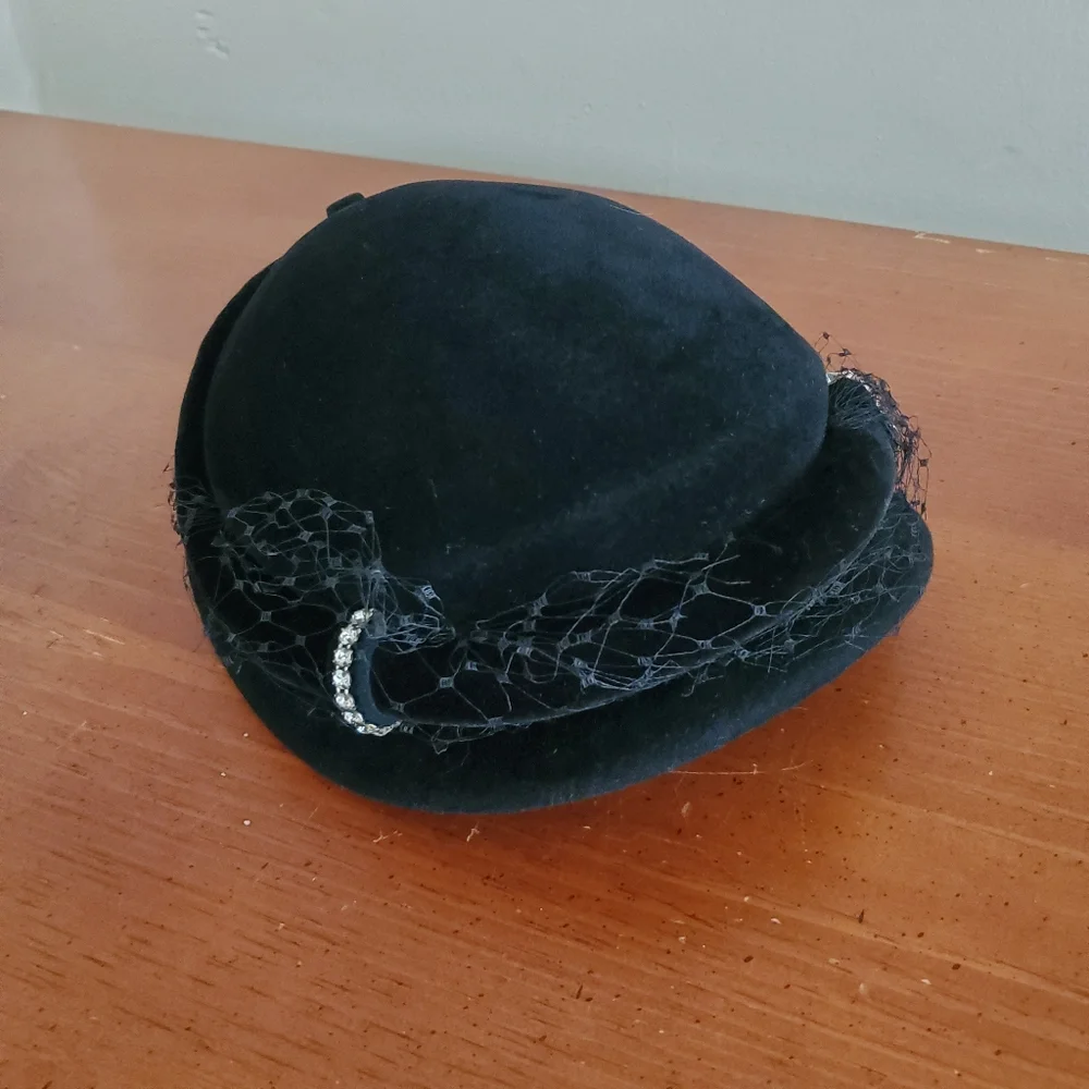 Black Vintage Hat & Evening Gloves - Picture 2 of 7